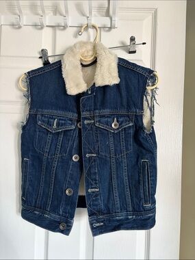 Helmet lang denim vest